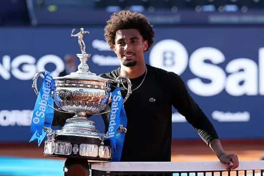 آرثر فيلس يهزم روبليف ويفوز ببطولة برشلونة المفتوحة للتنس