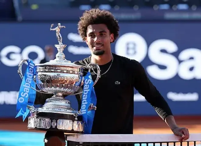 آرثر فيلس يهزم روبليف ويفوز ببطولة برشلونة المفتوحة للتنس