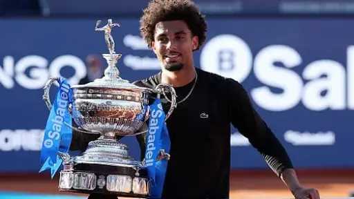 آرثر فيلس يهزم روبليف ويفوز ببطولة برشلونة المفتوحة للتنس