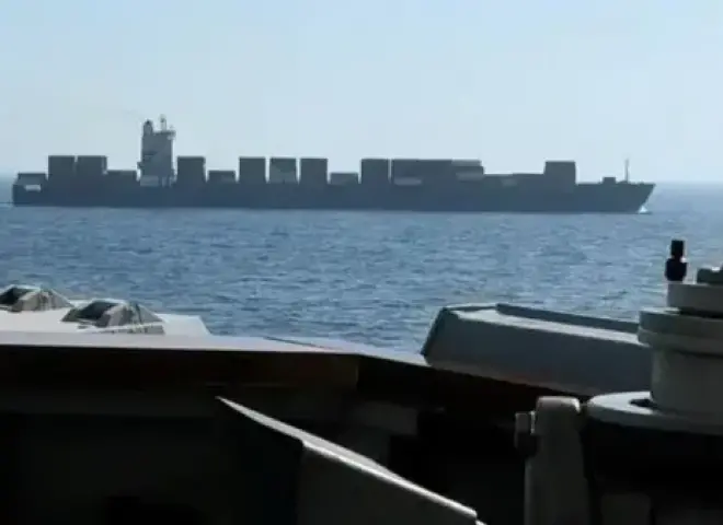 تصعيد خطير بين إيران وأمريكا.. إطلاق نار على سفينة وتهديد برد عسكري قريب