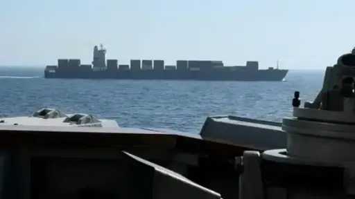 تصعيد خطير بين إيران وأمريكا.. إطلاق نار على سفينة وتهديد برد عسكري قريب