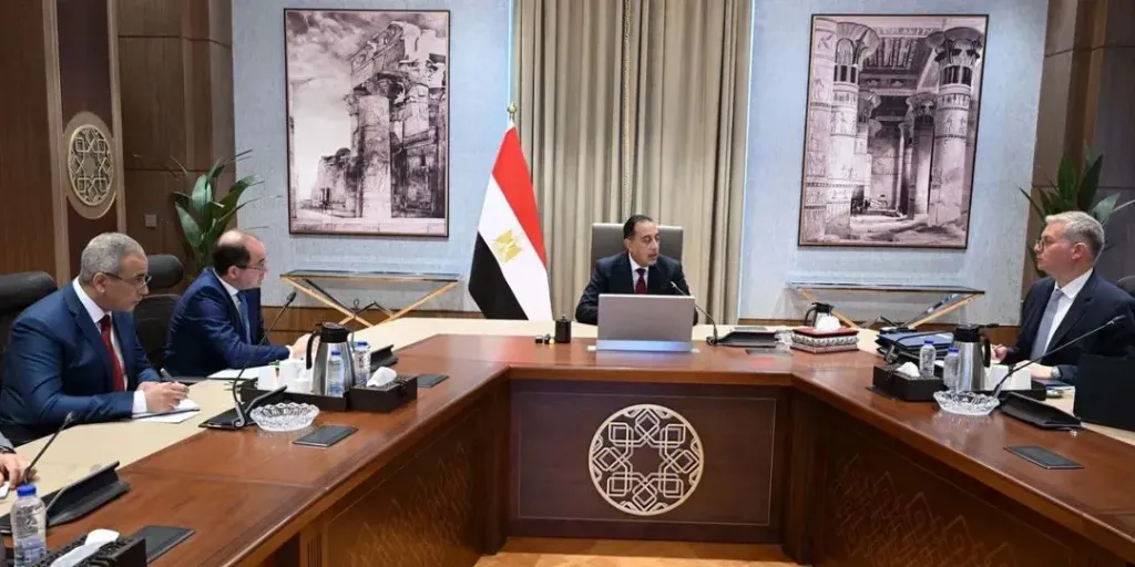 رئيس الوزراء يتابع مع وزيري المالية والبترول عددًا من ملفات العمل المشترك