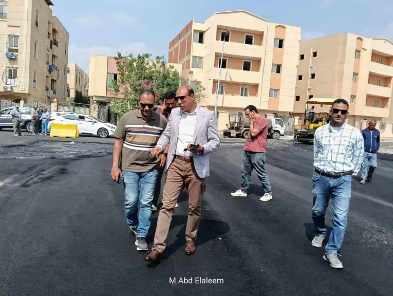 جولات تفقدية يومية لرئيس مدينة العبور لمتابعة نسب تنفيذ مشروعات تطوير الطرق والأرصفة بالمدينة