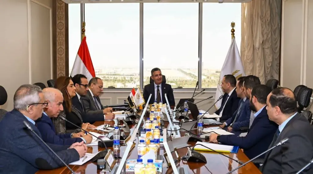 وزير التموين يعقد اجتماعًا مع شركة سُبل للاستثمار التجاري
