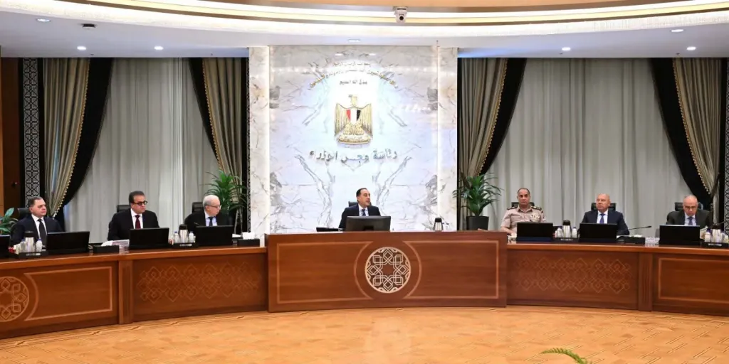 مدبولي يكلف الحكومة بالالتزام بحضور جلسات البرلمان