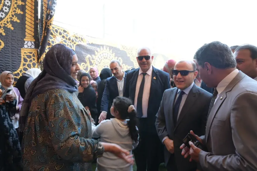 وسط إقبال كبير وسعادة الأهالي.. محافظ الغربية يتفقد القافلة الطبية المجانية بقرية دهتوره بمركز زفتى