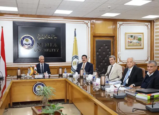 رئيس جامعة المنيا يترأس لجنة اختيار عميد كلية الطب
