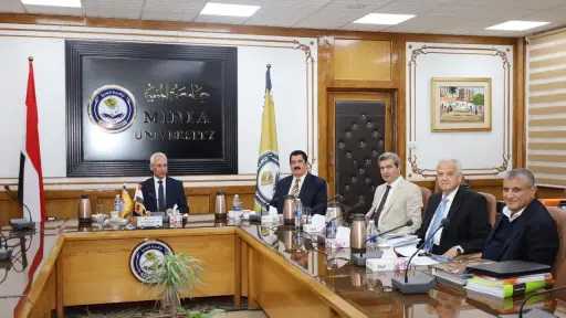 رئيس جامعة المنيا يترأس لجنة اختيار عميد كلية الطب
