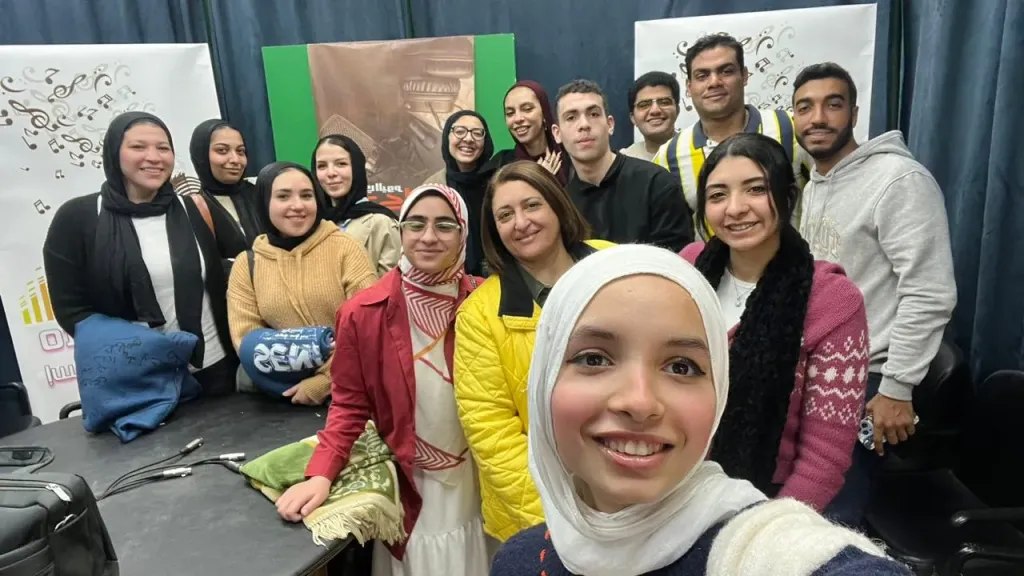 اثني عشر طالبا بجامعة مصر للعلوم والتكنولوجيا يطلقون حملة توعية عن محادثات الذكاء الاصطناعي بين النساء