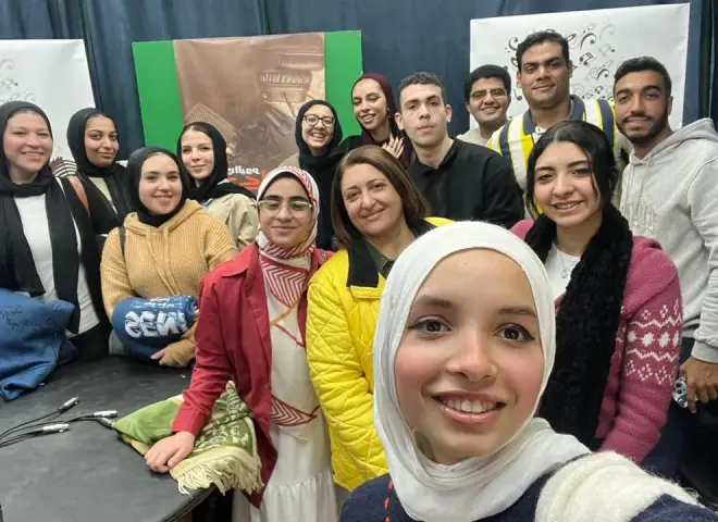 اثني عشر طالبا بجامعة مصر للعلوم والتكنولوجيا يطلقون حملة توعية عن محادثات الذكاء الاصطناعي بين النساء