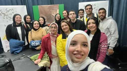 اثني عشر طالبا بجامعة مصر للعلوم والتكنولوجيا يطلقون حملة توعية عن محادثات الذكاء الاصطناعي بين النساء