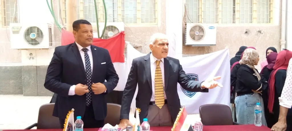 تجارة أسوان تطلق  معرض “آمال مبدعة برؤية أكاديمية” لتعزيز مهارات الطلاب وربطها بسوق العمل