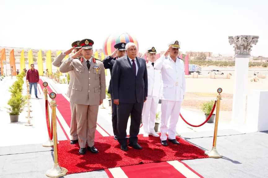 محافظ مطروح يضع اكليلا من الزهور علي قبر الجندي المجهول احتفالا بعيد تحرير سيناء