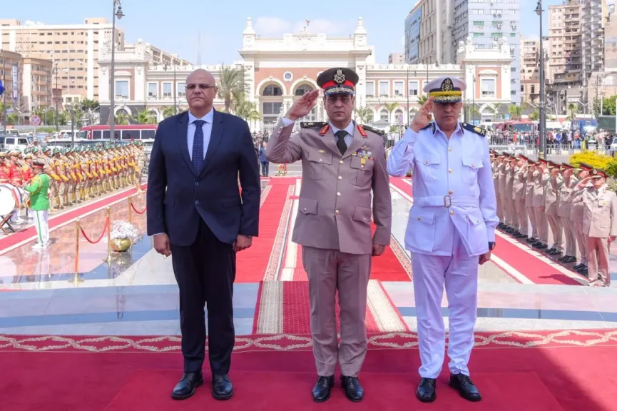 محافظ الإسكندرية واللواءان الخطيب وفاروق يضعون أكليل الزهور على نصب الشهداء احتفالا بتحرير سيناء