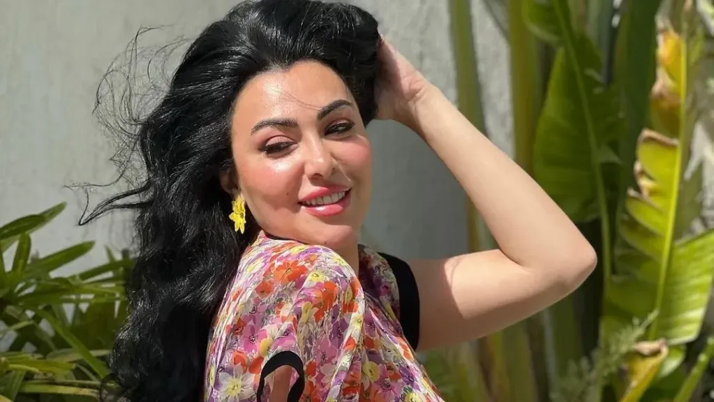 ميرهان حسين تخطف الأنظار بإطلالة أنيقة باللون الأحمر على إنستجرام