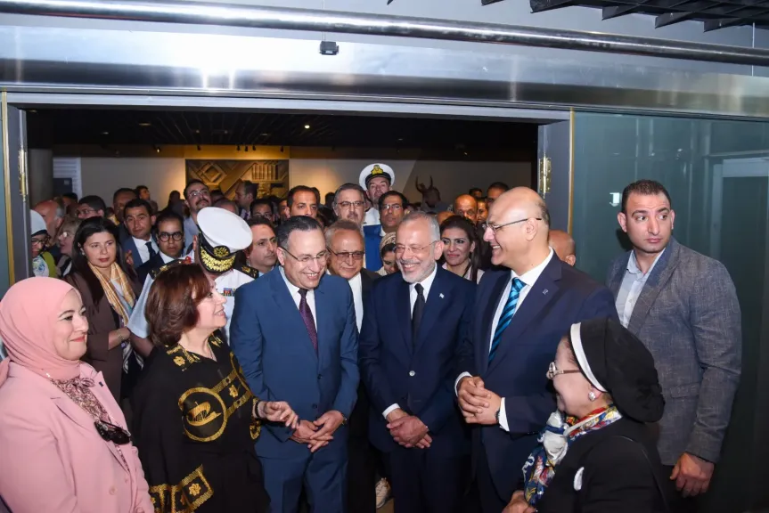 المهندس ايمن عطية وعبد العزيز قنصوه واحمد زايد يتفقدون معرض «عشرون عامًا من الحفائر بحدائق الشلالات