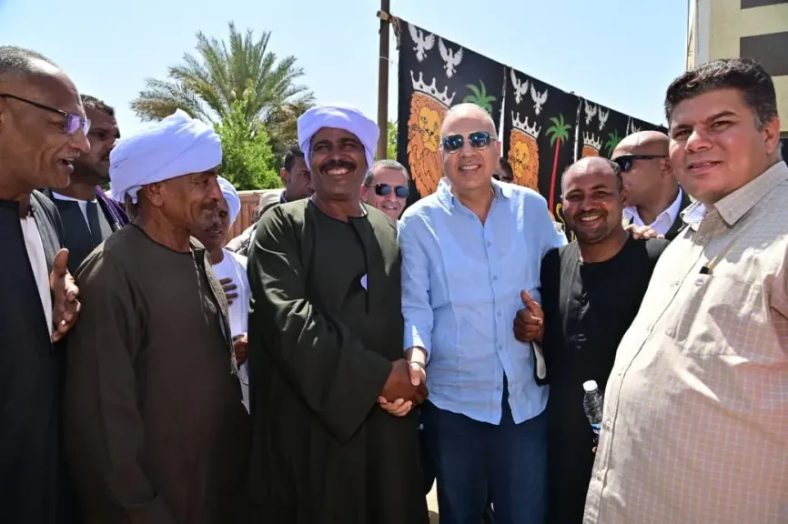 وزير الري يصل إلى محافظة أسوان، ويتفقد منطقة وادي النقرة، ويشهد احتفال المزارعين بنجاح الموسم الشتوي