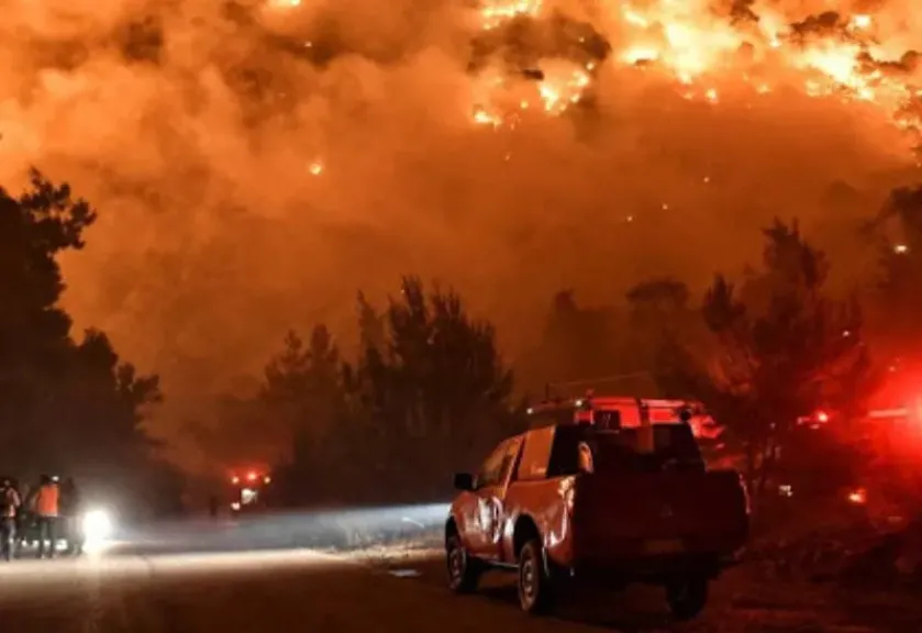حاكم ولاية جورجيا: حرائق الغابات دمرت أكثر من 120 منزلا في جنوب الولاية ونحو 1000 منزل آخر مهدد بالخطر