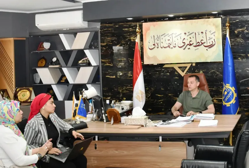 محافظ أسوان يلتقي الفنانين التشكيليين المنفذين للجدارية الفنية تراثنا بعيوننا