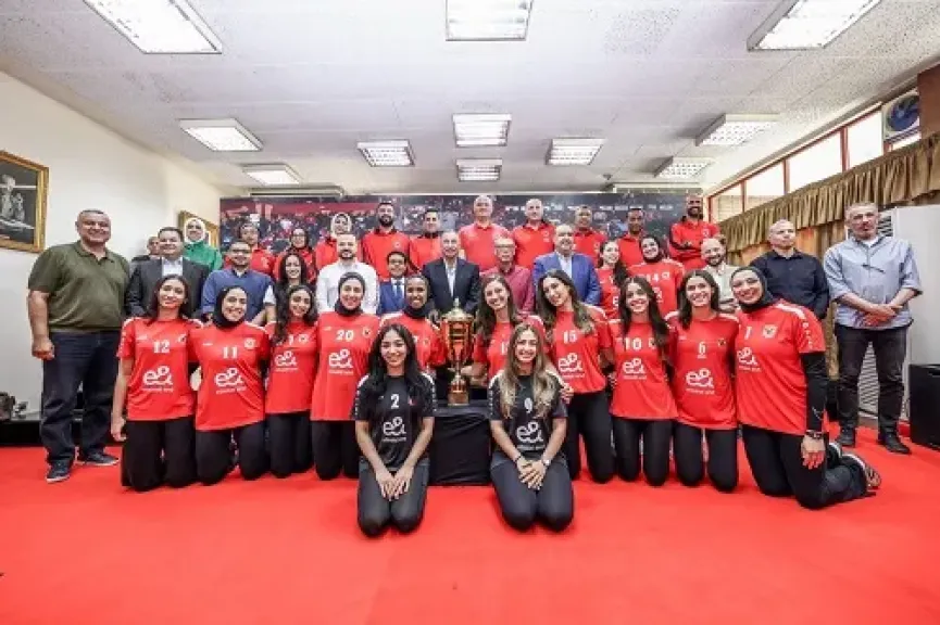 مجلس إدارة الأهلي يكرم فريق سيدات الطائرة بطل إفريقيا
