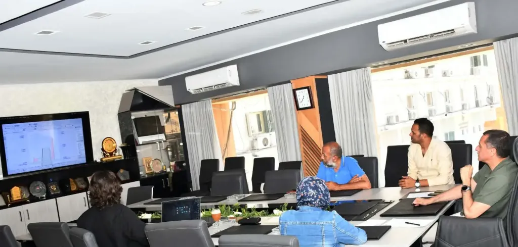 محافظ أسوان يلتقي فريق التصميم والتنفيذ لمشروع تطوير مداخل معبد فيله