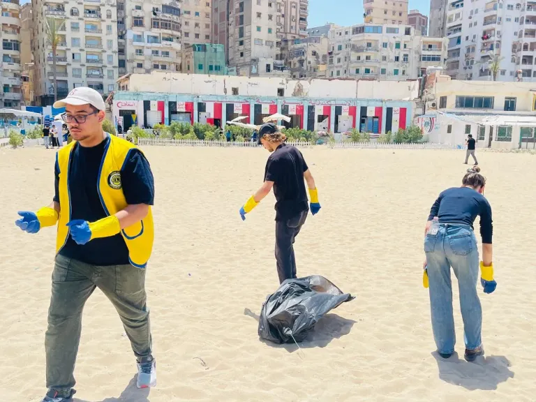 حملة لتنظيف شاطئ أبطال التحدي بالتنسيق مع جهاز شئون البيئة لغرب الدلتا ونادي ليونز الإسكندرية