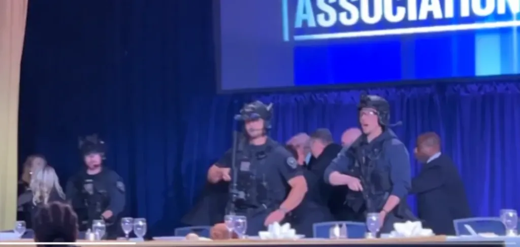 محاولة اغتيال ترامب تشعل حفل عشاء مراسلي البيت الأبيض.. إطلاق نار وفوضى داخل القاعة والقبض على المتهم