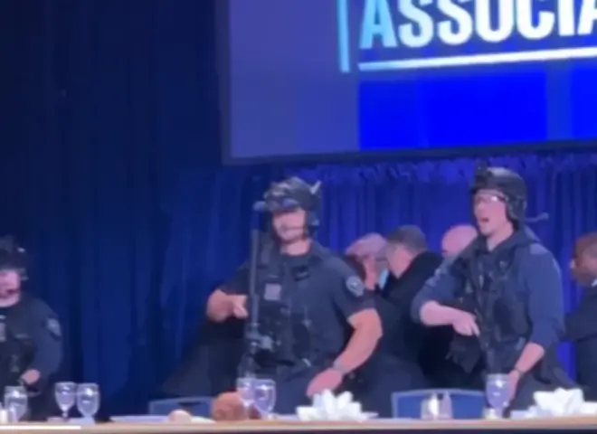 محاولة اغتيال ترامب تشعل حفل عشاء مراسلي البيت الأبيض.. إطلاق نار وفوضى داخل القاعة والقبض على المتهم