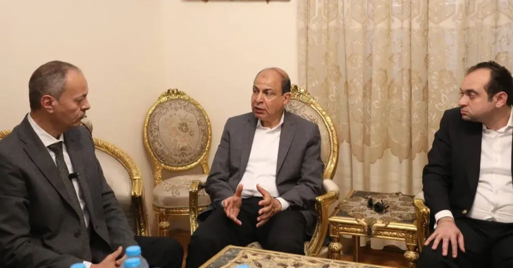 محافظ المنيا يطرح فرصا استثمارية لإقامة مستشفيات في ديرمواس بمشاركة بعض النواب