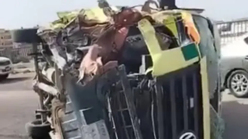 إصابة مسعف وامرأتين في انقلاب سيارة إسعاف أثناء نقل مريضة قرب الحمام