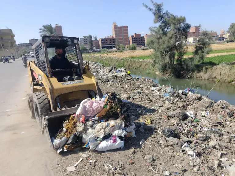 محافظ الغربية يواصل حملاته المكثفة للقضاء على بؤر القمامة التاريخية.. برفع 220 طن مخلفات