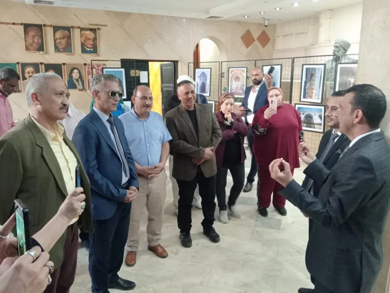 تجليات اللون والضوء .. حوار بصرى بين التراث والروح بمكتبة القاهرة الكبرى