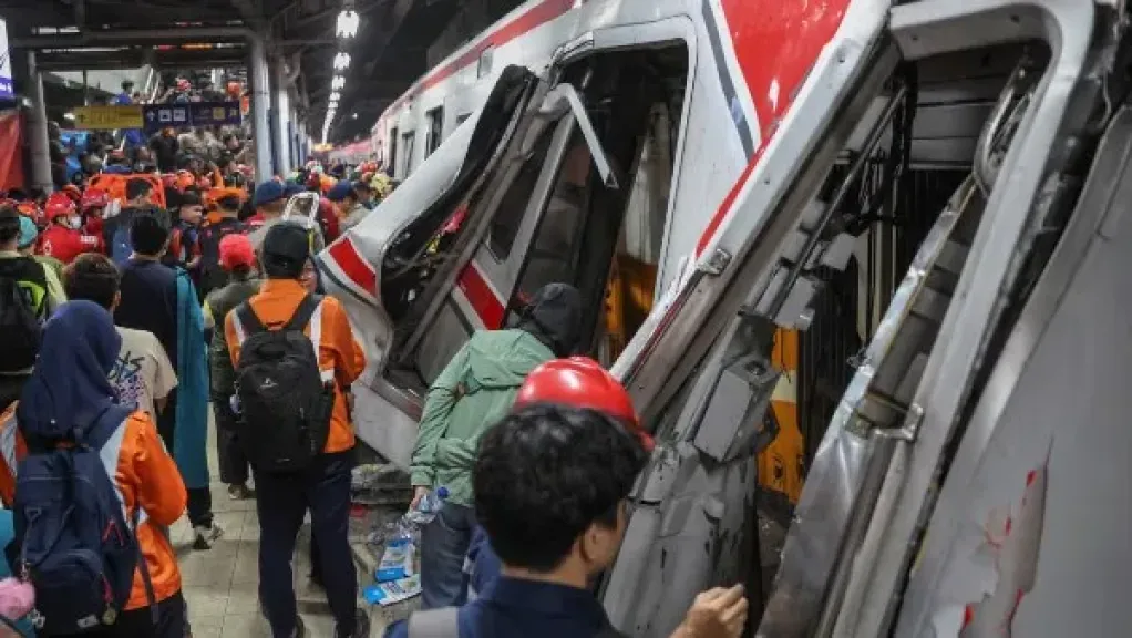 كارثة قطارات في إندونيسيا.. 14 قتيلًا و80 مصابًا في تصادم مروّع قرب جاكرتا وجهود مكثفة للإنقاذ