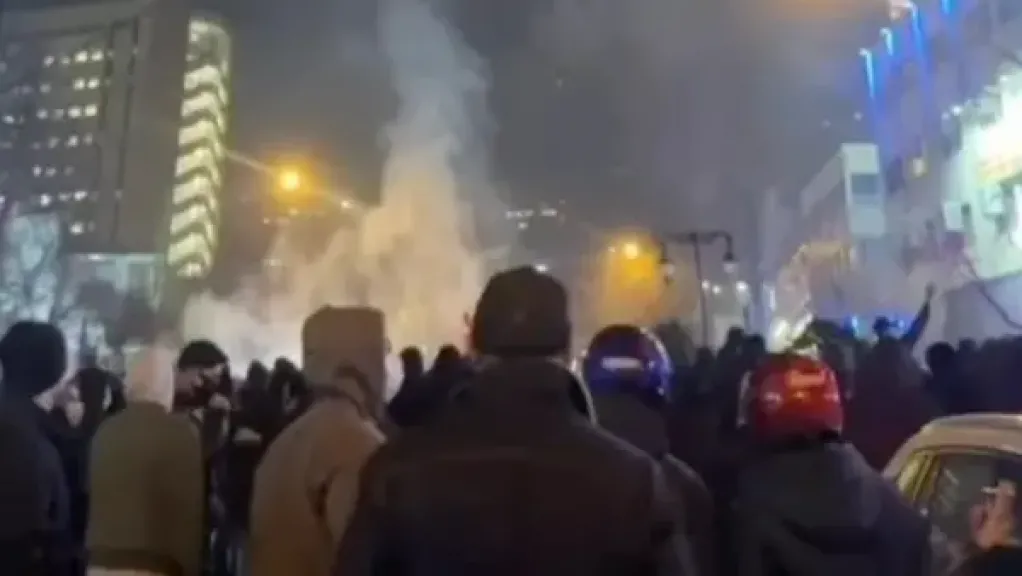 مظاهرات حاشدة في إيران ضد العقوبات الأمريكية.. دعوات للتصدي للحصار وحماية الموانئ