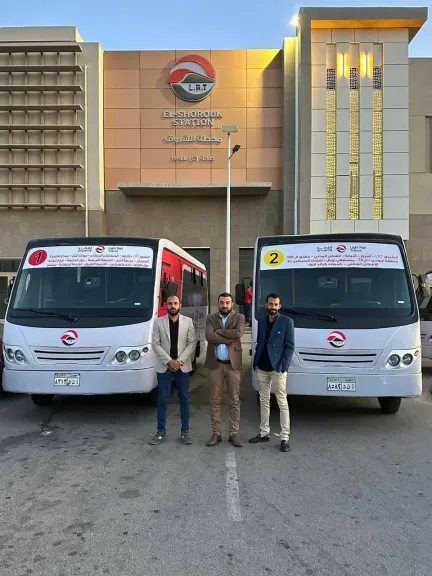 النقل تبدأ التشغيل التجريبي لميني باصات الشروق لربط المدينة بالقطار الكهربائي الخفيف