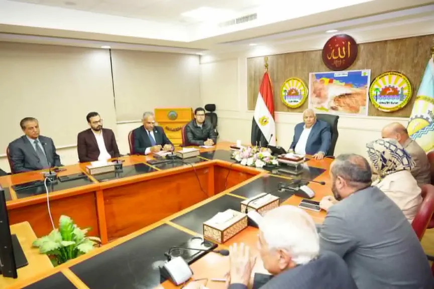 محافظ مطروح يلتقي رؤساء النقابات لتعزيز الشراكة المجتمعية
