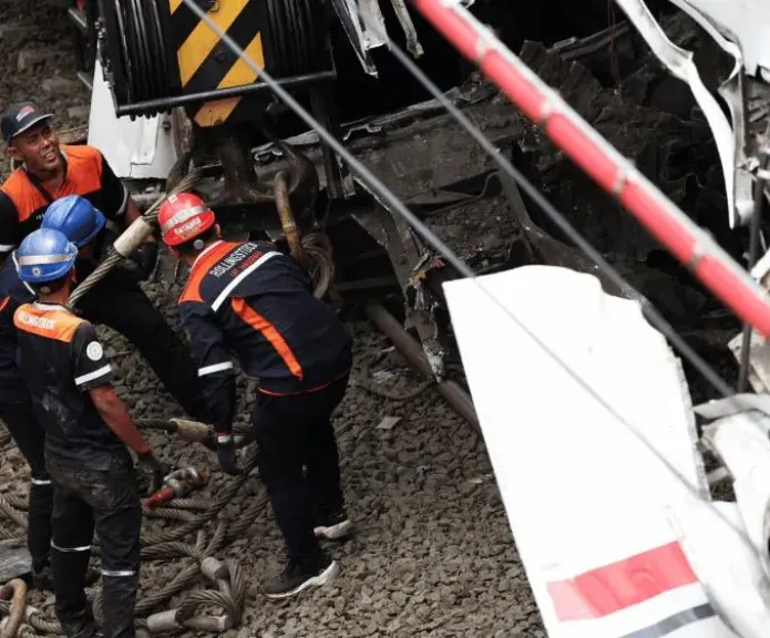 رجال الإنقاذ ينهون أعمال انتشال ضحايا حادث تصادم قطار في إندونيسيا