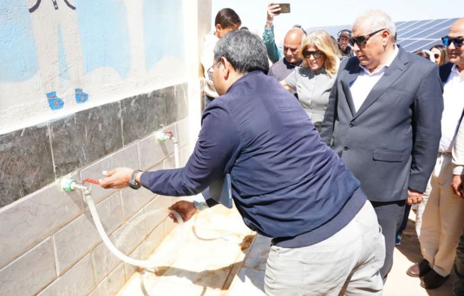 محافظ مطروح يفتتح محطة لتحلية المياه بالطاقة الشمسية بمنطقة سملا