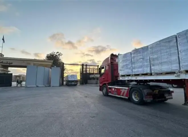 الهلال الأحمر المصري يمد أهالي غزة بـ 104 ألف سلة غذائية وأطنان من المواد الإغاثية