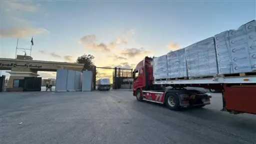 الهلال الأحمر المصري يمد أهالي غزة بـ 104 ألف سلة غذائية وأطنان من المواد الإغاثية