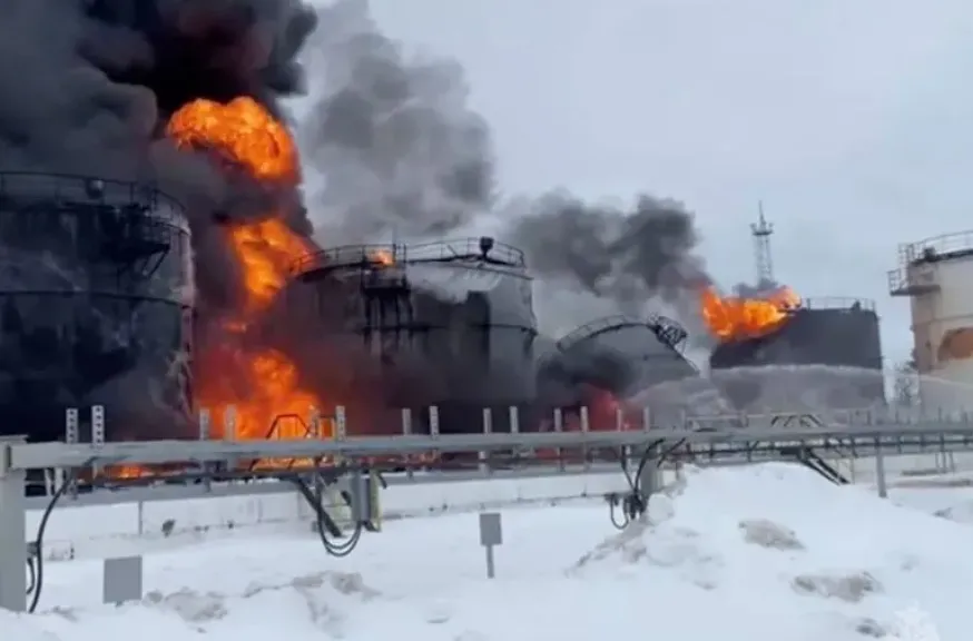 حريق بمنشأة نفط روسية بعد إشادة زيلينسكي بقدرات المسيرات بعيدة المدى