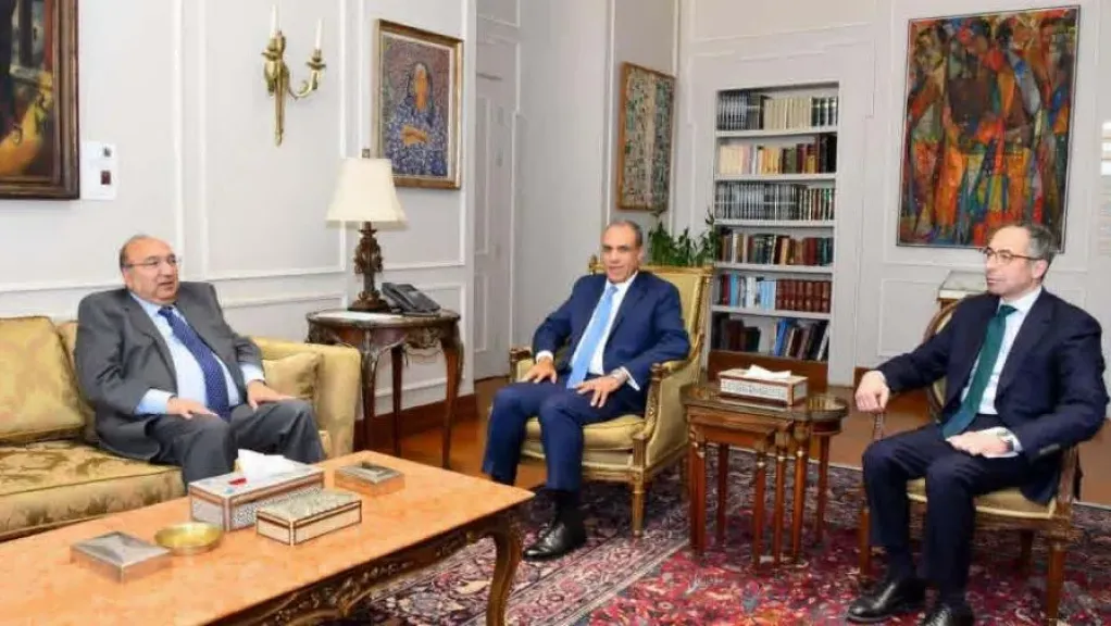 وزير الخارجية يبحث جهود الدولة للحد من ظاهرة الهجرة غير الشرعية مع السفير عمرو رمضان