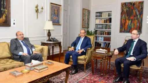 وزير الخارجية يبحث جهود الدولة للحد من ظاهرة الهجرة غير الشرعية مع السفير عمرو رمضان