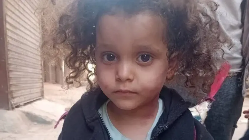 حالة غضب على مواقع التواصل بعد العثور على طفلة مصابة بجوار الطريق الدائري بالعمرانية