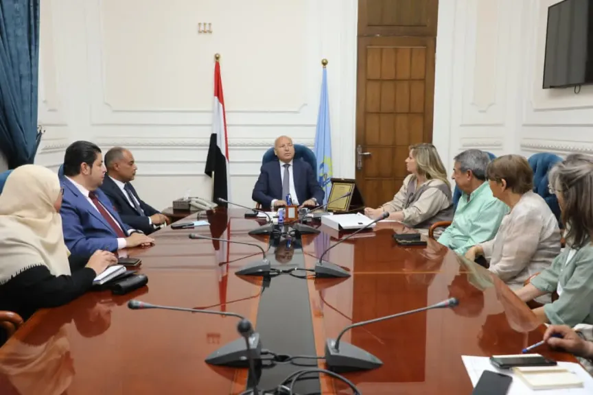 محافظ القاهرة يلتقى أعضاء جمعية محبى الأشجار وممثلى سكان منطقة المعادى