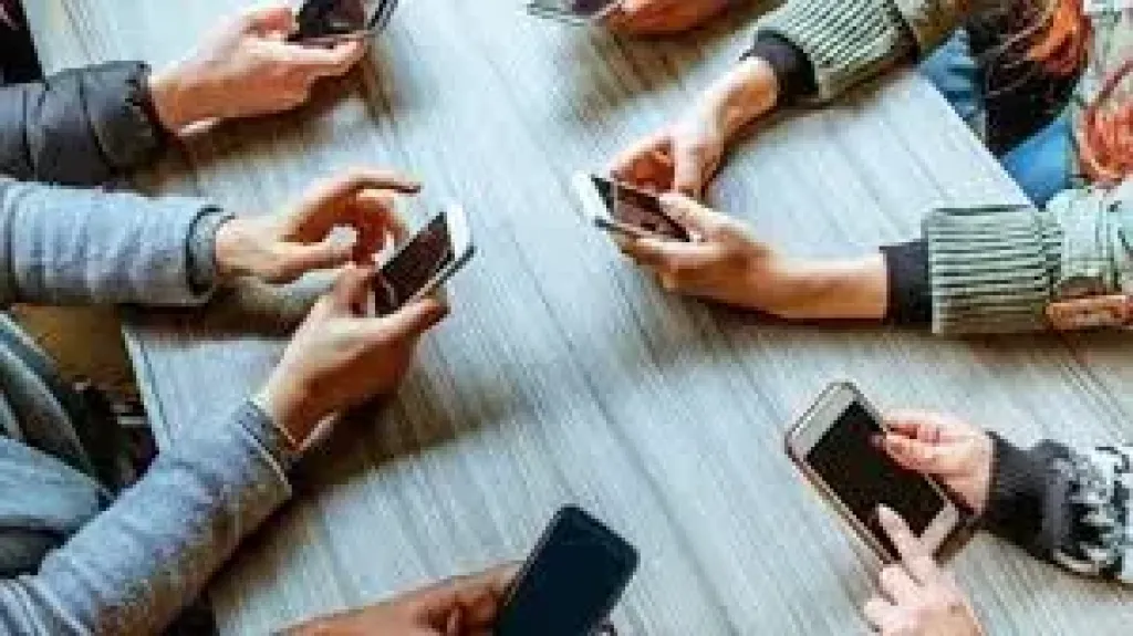 الأزهر يحذر من التباهي بالنعم على السوشيال ميديا: قد يجرح مشاعر الآخرين