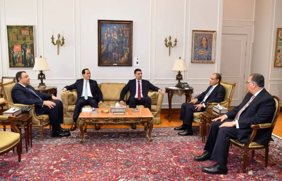 وزير الخارجية يلتقي وزير الصناعة ورئيس الهيئة العامة للاستثمار