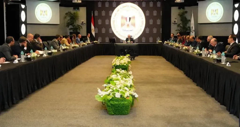 وزير الاستثمار يعقد اجتماعًا موسعًا مع الرئيس التنفيذي لهيئة الاستثمار وقياداتها