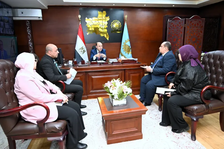 محافظ الغربية يعقد اجتماعًا عاجلًا مع السكرتير العام ومديري إدارات الشؤون المالية لمتابعة الخطة الاستثمارية