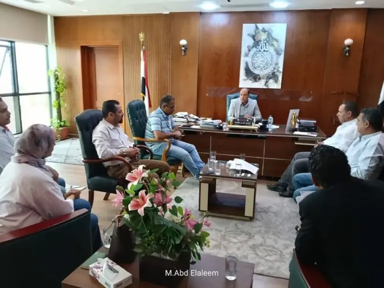 رئيس جهاز مدينة العبور :يتابع  مع ممثلي اتحاد شاغلي “جنة” إجراءات القيد ويناقش مطالب السكان